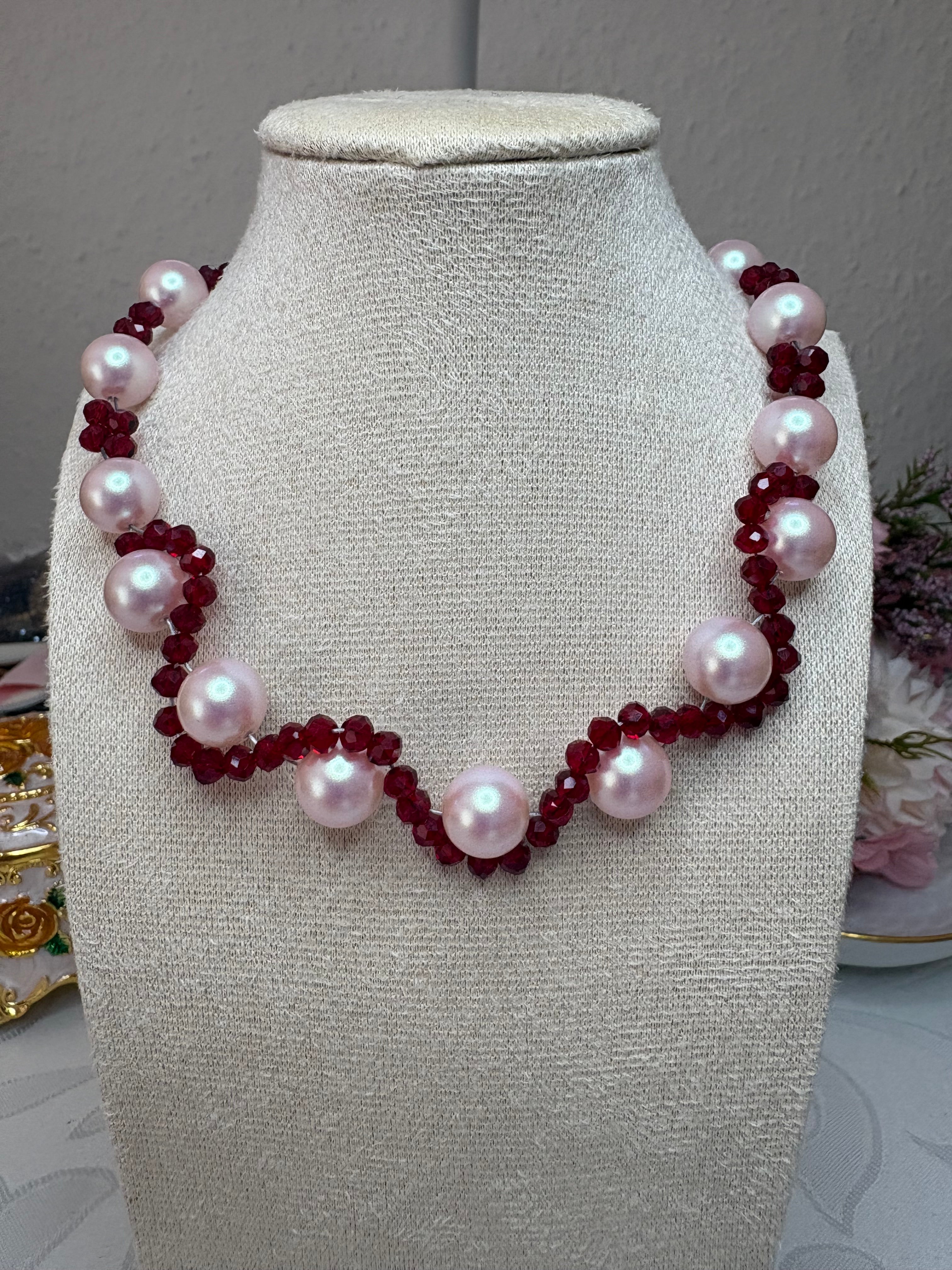 Rosa-rot Perlenkette.Elegant und Ausdrucksstark