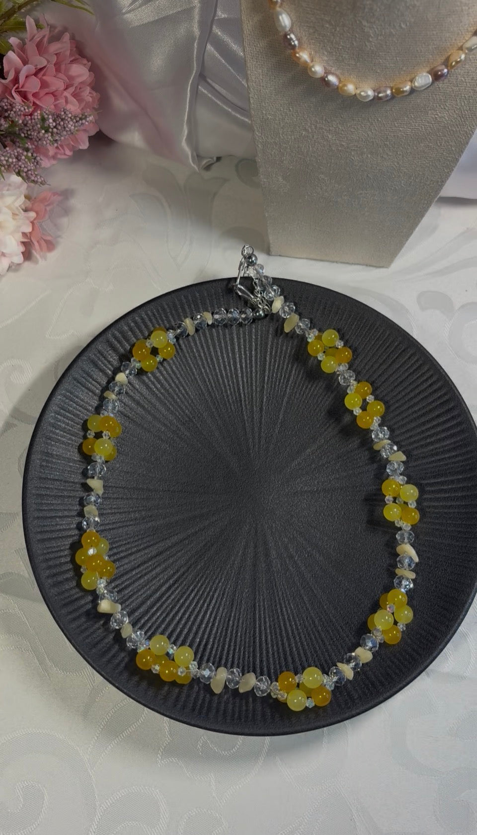 Blütenfornkette mit gelbe Glasperlen
