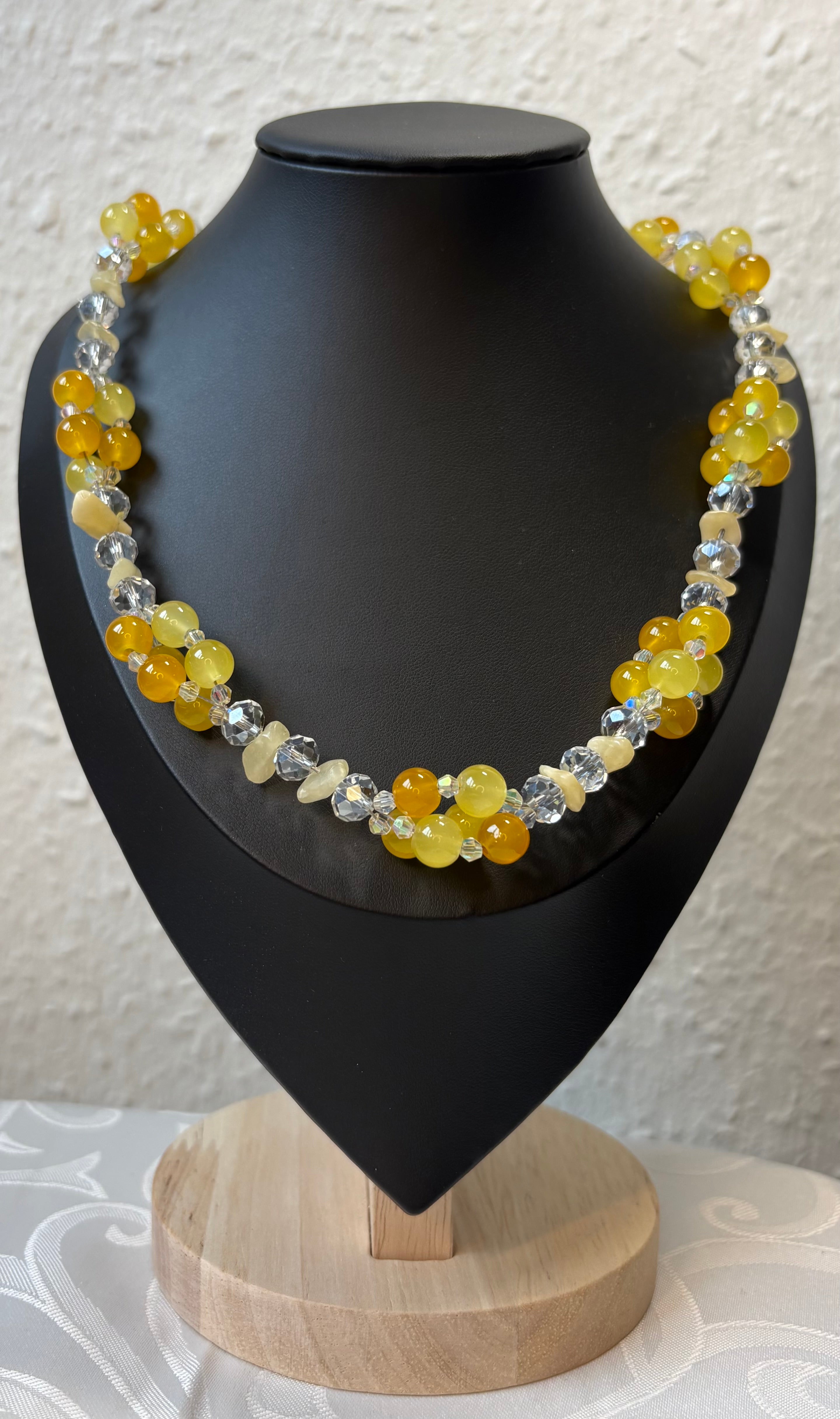 Blütenfornkette mit gelbe Glasperlen