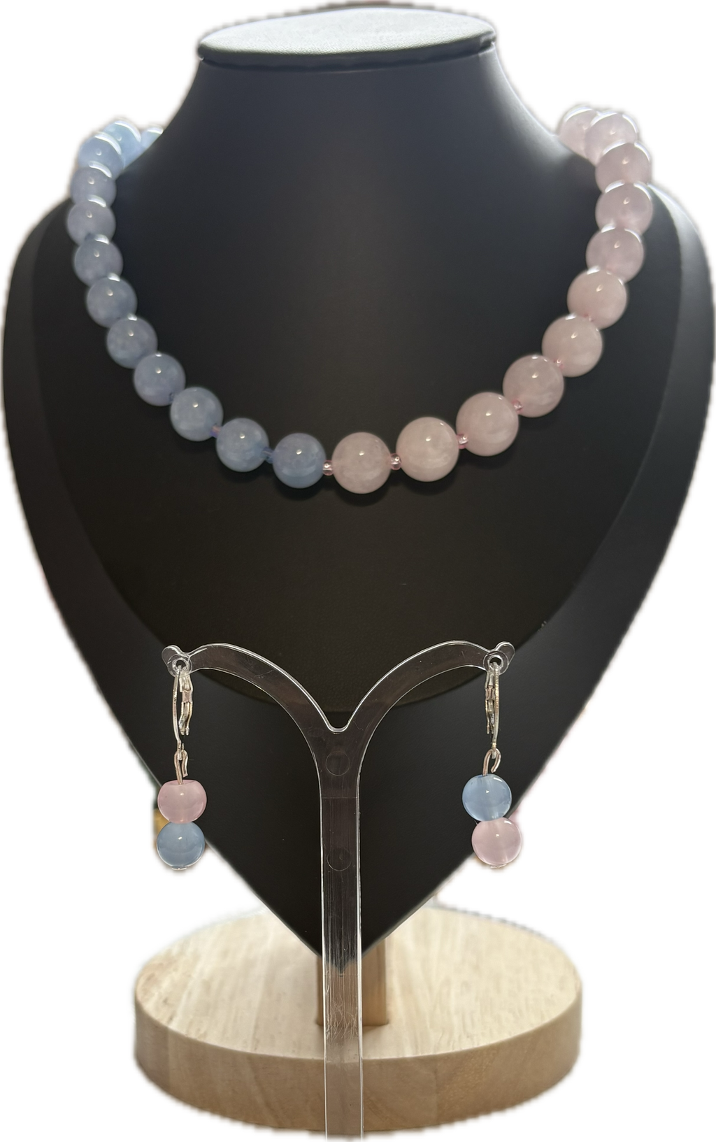 Schmuck-Set aus rosa und hellblauen Edelsteinperlen.