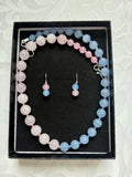 Schmuck-Set aus rosa und hellblauen Edelsteinperlen.