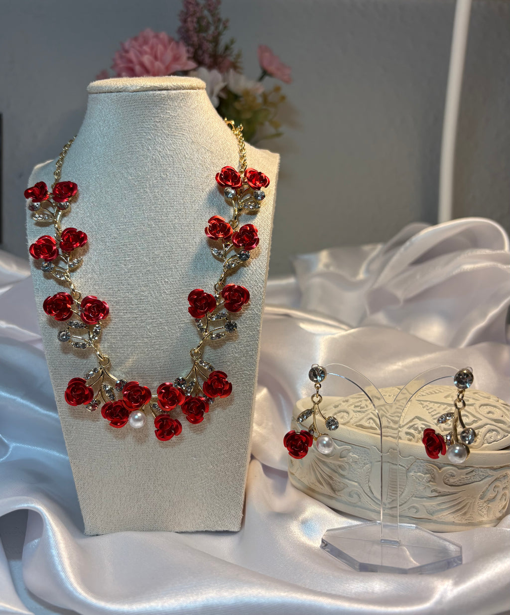 ✨ Romantisches Schmuckset – Halskette & Ohrringe mit roten Rosen ✨