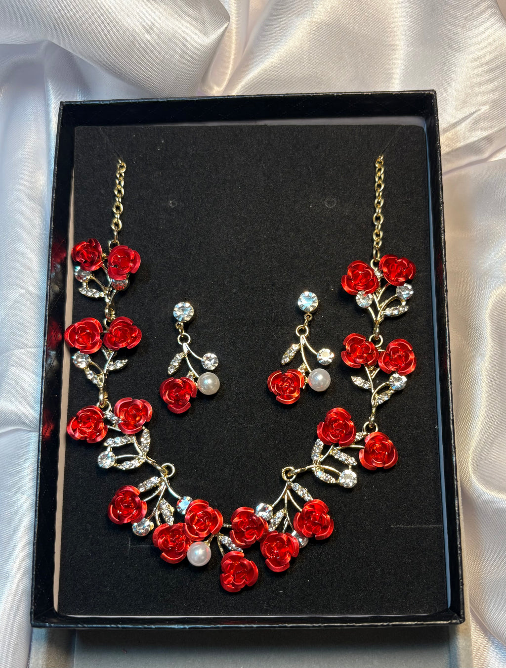 ✨ Romantisches Schmuckset – Halskette & Ohrringe mit roten Rosen ✨