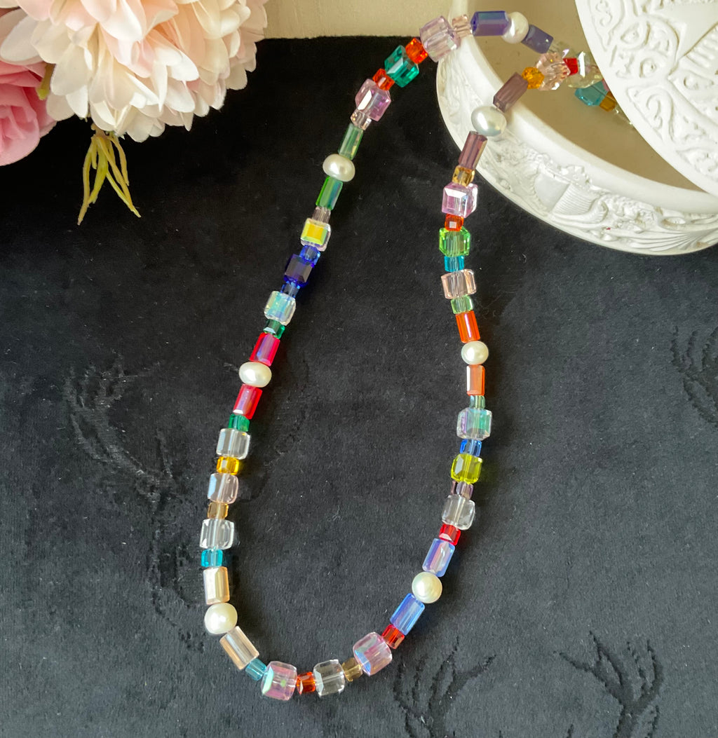 Kette mit österreichischen Glasperlen und natürliche Perlen