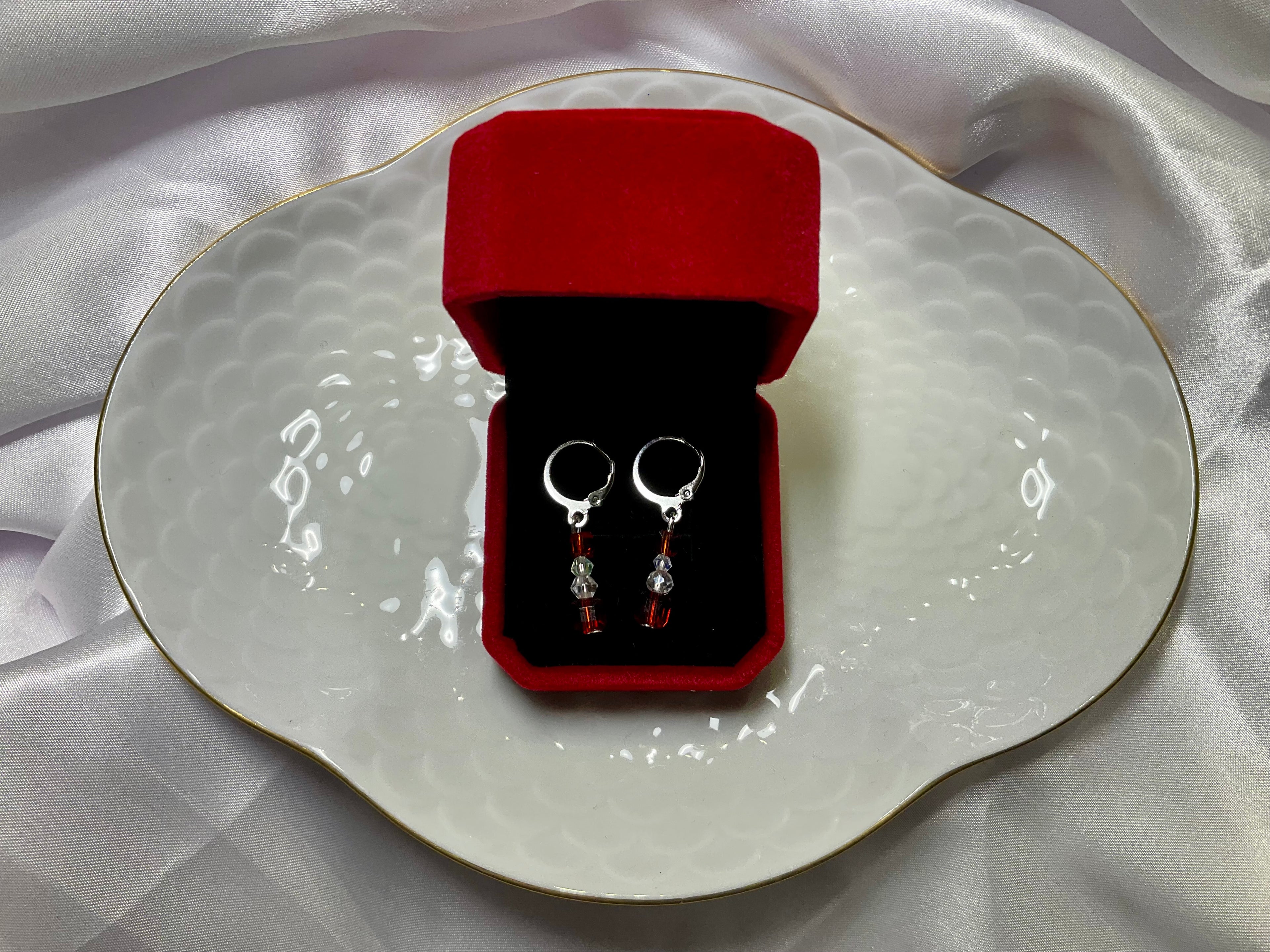 Elegante rot-weiß Ohrringe mit österreichischen Perlen