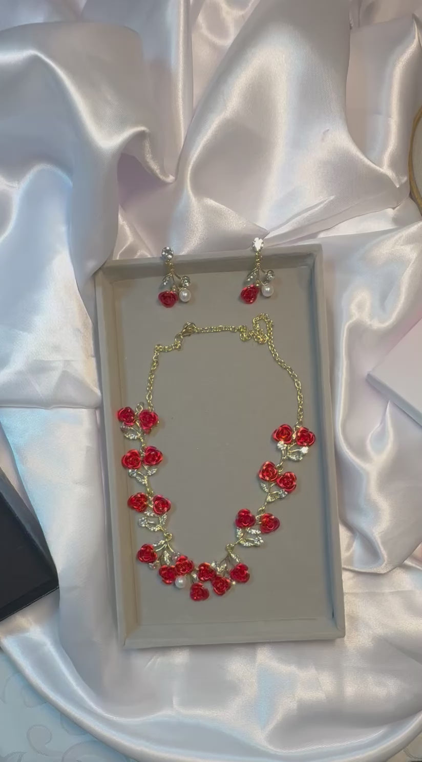 ✨ Romantisches Schmuckset – Halskette & Ohrringe mit roten Rosen ✨